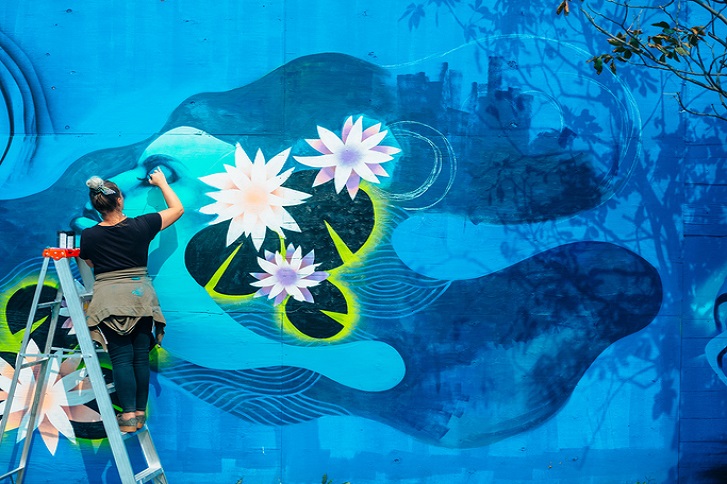 kobieta malując a mural